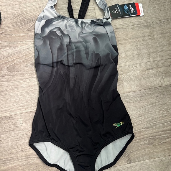 Speedo size 6 BNWT - Picture 1 of 2
